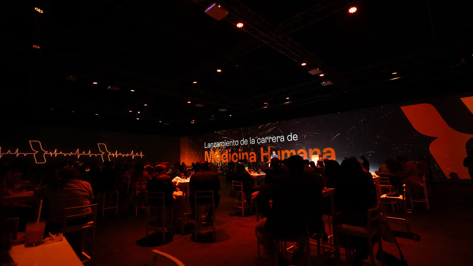 Show de tecnología inmersiva con efectos visuales interactivos